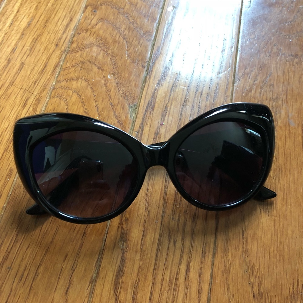 Cat eye sunglasses